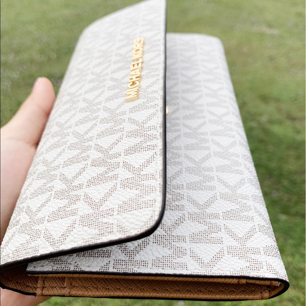 SALE‼️👜💕- Michael Kors Large Trifold Wallet - Picture 2 of 5